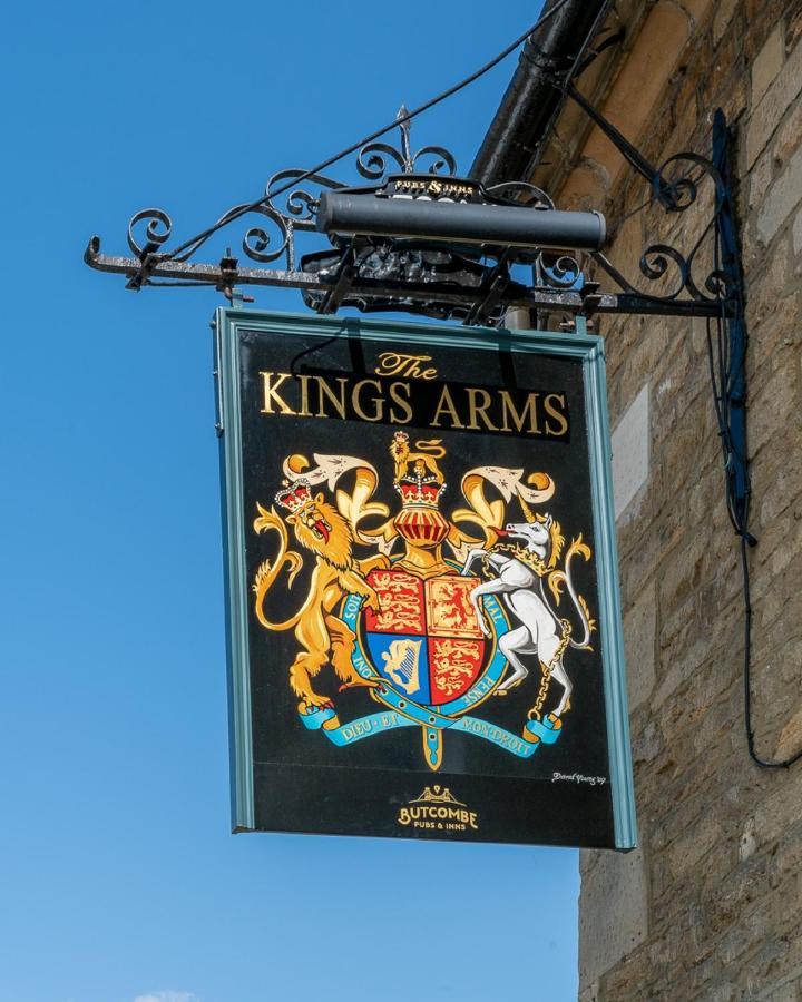 The Kings Arms Hotel Melksham Bagian luar foto